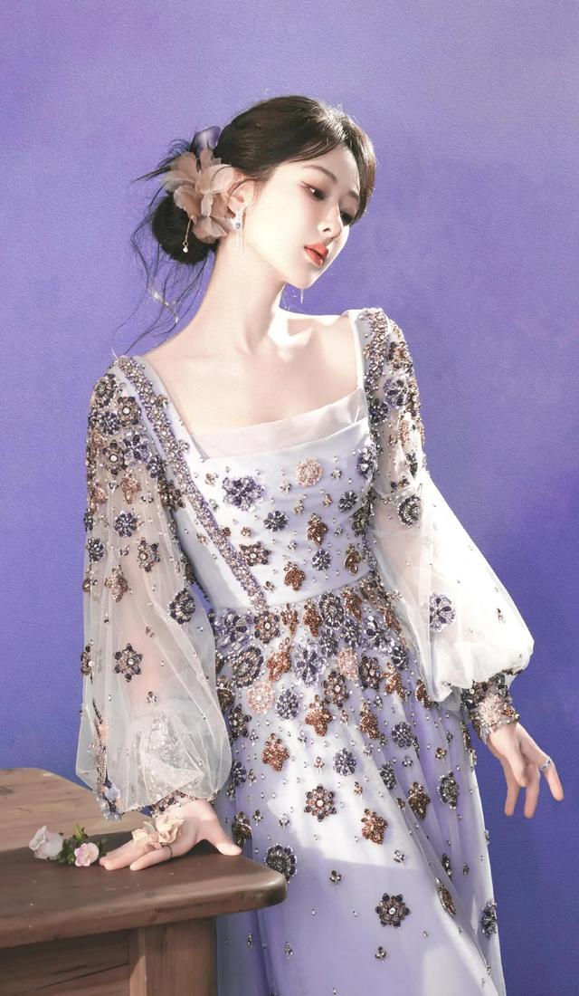 杨紫甜美造型