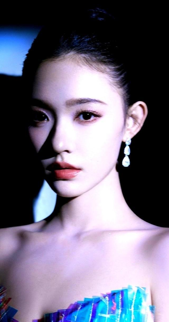 林允时尚写真1