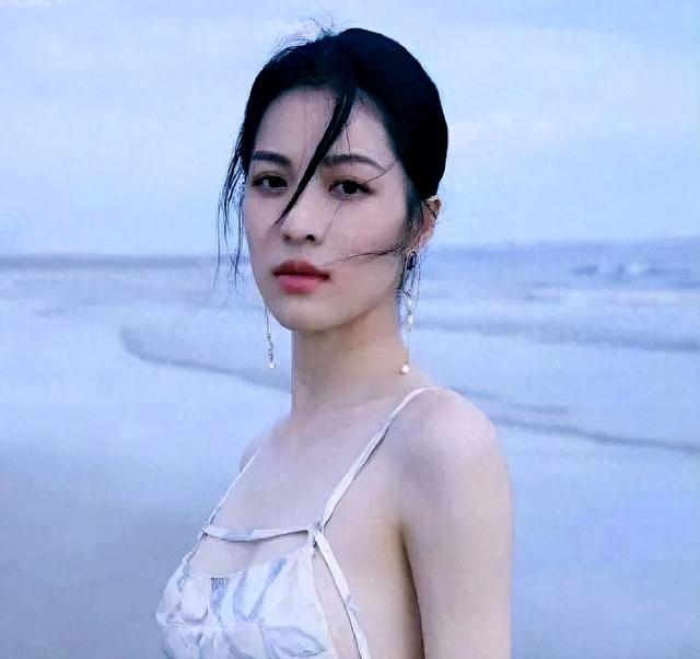 钟楚曦吊带装近照