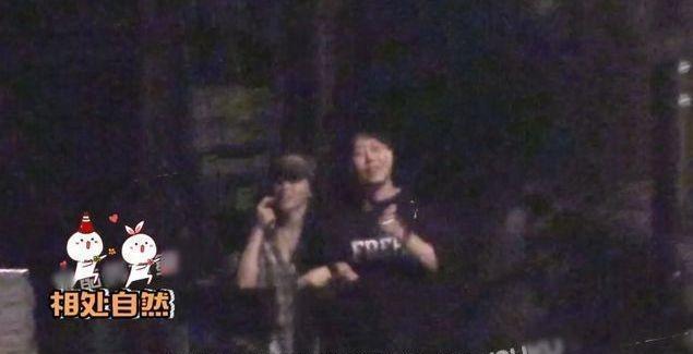 彭小苒与男子同行