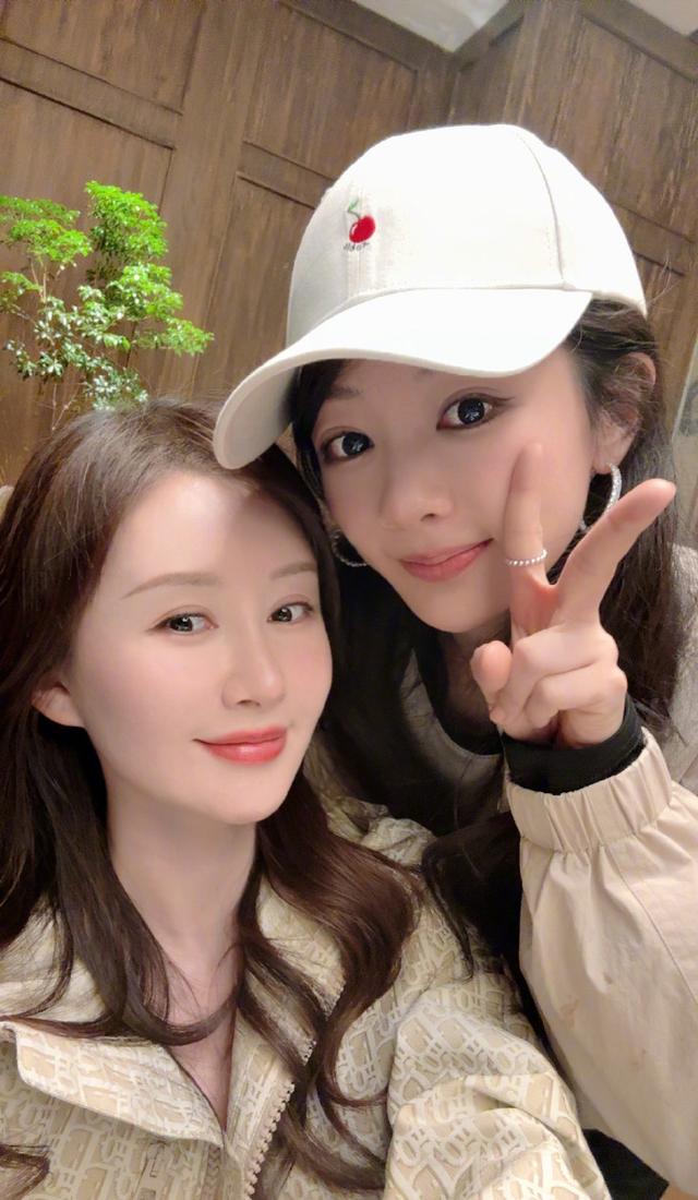 舒畅杨紫贴脸合影