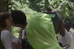 明星行为对比：沙溢绅士风度VS某男星不雅举动