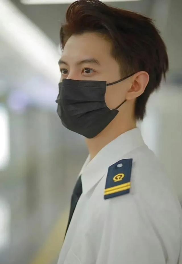 何健麒制服造型